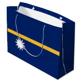 Nauru-Flagge Große Geschenktüte (Rückseite Schrägansicht)