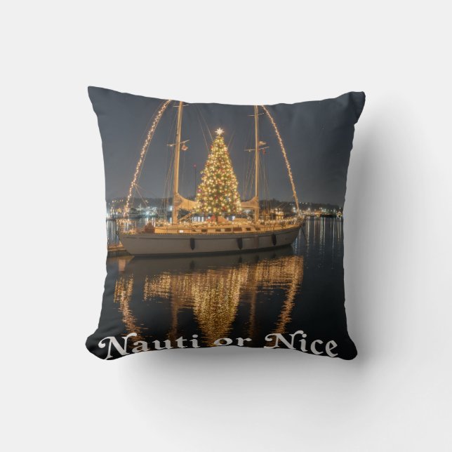 "Nauti" or Nice" - Festive Sailboat Christmas Kissen (Vorderseite)