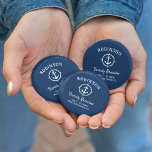 Nautic Anchor Family Wiedersehen Navy Blue & White<br><div class="desc">Eine nautische Wiedersehen-Taste für die Familie,  mit der Ihr Familienname,  Ihr Wiedersehen-Datum und Ihre Lage in elegantem Kalligrafieschrift mit stilvollem,  modernem Text dargestellt werden. Dieses Design beinhaltet ein eigenes Bootanker mit einem weißen Kompass-Boarder in Marineblau oder passt den Hintergrund einfach an jede gewünschte Farbe an.</div>