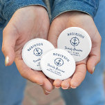 Nautic Anchor Family Wiedersehen Navy Blue & White Button<br><div class="desc">Eine nautische Wiedersehen-Taste für die Familie,  mit der Ihr Familienname,  Ihr Wiedersehen-Datum und Ihre Lage in elegantem Kalligrafieschrift mit stilvollem,  modernem Text dargestellt werden. Dieses Design beinhaltet ein eigenes Bootankerwerk mit einem Kompass-Stil-Boarder in marineblau auf weiß oder kann den Hintergrund leicht an jede gewünschte Farbe anpassen.</div>