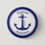 Nautic Anchor Navy Captain Personalisiert Button<br><div class="desc">Dieses nautische Design hat einen marineblauen Anker mit einem runden Seilstreifen und marineblau um den Rand. Navy Text über dem Anker lautet "Captain". Text unten ist ein Name für Sie zu personalisieren.</div>