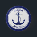 Nautic Anchor Navy Captain Personalisiert Button<br><div class="desc">Dieses nautische Design hat einen marineblauen Anker mit einem runden Seilstreifen und marineblau um den Rand. Navy Text über dem Anker lautet "Captain". Text unten ist ein Name für Sie zu personalisieren.</div>