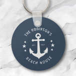 Nautic Boat Anchor Family Name Beach House Blue Schlüsselanhänger<br><div class="desc">Ein stilvoller nautischer Schlüsselanhänger mit Ihrem personalisierten Familiennamen und Strandhaus,  Seehaus oder anderen Wunschtexten und festem Datum. Ein Vintager Bootanker in Weiß auf elegantem Ozeanstaubblau,  oder einfach die Grundfarbe an Ihre aktuelle Dekoration oder Ihr aktuelles Thema anpassen. Ideal für die Betonung der Schlüssel für den Urlaub Ihrer Familie Zuhause.</div>