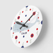 Nautic Gray Watercolor Whale Red Blue Name Runde Wanduhr (Winkel)