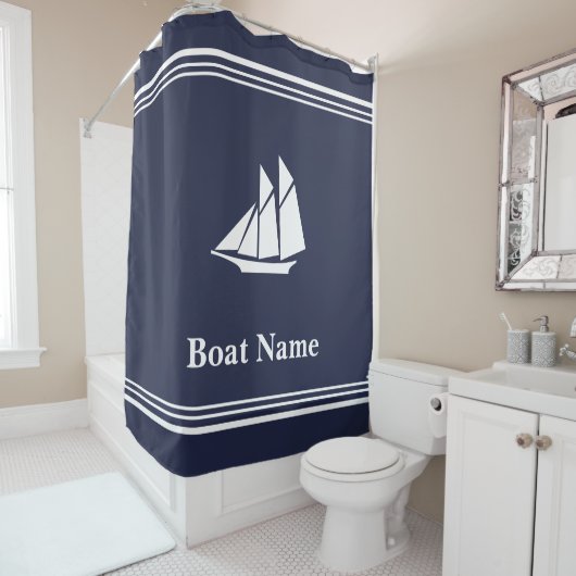 Nautic Midnight Blue und White Sailboat Add Text Duschvorhang (Beispiel)