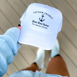 Nautic Navy Blue Custom Captain Boat Name Truckerkappe<br><div class="desc">Das Design der speziell für die Schifffahrt konzipierten Hutboote ist einfach,  stilvoll und im marineblauen Stil gestaltet und bietet einen Bootanker-Akzent. Personalisieren Sie den benutzerdefinierten Text mit dem Namen des Bootes,  Schiffseigners oder Kapitäns,  der Position oder einer anderen bevorzugten Formulierung. Navy Blue Farbe kann modifiziert werden.</div>