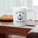 Nautic Navy Blue Custom Family Lake House Kaffeetasse<br><div class="desc">Die Kaffee-Tasse der Nautical Fleece "Lake House" besticht durch einen Bootanker im Küstenstil und klassische typografische Gestaltung. Personalisieren Sie den benutzerdefinierten Text mit einem Familiennamen   Seehaus (oder anderen Titel),  dem festgelegten Jahr und der Position. Klassische marineblau-blaue und weiße Farbe.</div>