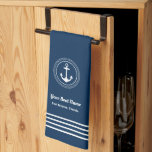 Nautic Navy Blue Willkommensschiff Name Anchor Geschirrtuch<br><div class="desc">Das Küchentuch ist schlicht,  stilvoll und im marineblau-weißen Küstenstil gestaltet,  mit einem Bootanker-Akzent,  der durch ein rundes Seil gerahmt ist,  sowie mit horizontalen Streifen. Personalisieren Sie den benutzerdefinierten Text mit dem Namen Ihres Bootes zusammen mit ihrer Lage Stadt und Staat.</div>