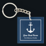 Nautic Navy Blue Willkommensschiff Name Anchor Schlüsselanhänger<br><div class="desc">Der Nautical Square Schlüsselanhänger besticht durch ein schlichtes,  stilvolles marineblau-weißes Küstendesign mit einem Akzent auf den Ankerbooten. Personalisieren Sie den benutzerdefinierten Text mit dem Namen Ihres Bootes zusammen mit ihrer Lage Stadt und Staat.</div>