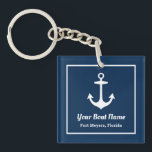 Nautic Navy Blue Willkommensschiff Name Anchor Schlüsselanhänger<br><div class="desc">Der Nautical Square Schlüsselanhänger besticht durch ein schlichtes,  stilvolles marineblau-weißes Küstendesign mit einem Akzent auf den Ankerbooten. Personalisieren Sie den benutzerdefinierten Text mit dem Namen Ihres Bootes zusammen mit ihrer Lage Stadt und Staat.</div>