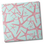Nautic Pattern Starfish Beach House Fliese<br><div class="desc">Ein niedliches und trendiges aquamarines oder Meereskorallenriff rosa Küstenstrandbild mit Seestern. Sie können die Hintergrundfarbe beliebig ändern! Ob Sie gewollt haben, diese Kachel als kleinen Untersetzer oder Trivet für einen Drink oder Teller zu verwenden... oder Sie wollte, groß mit einem Küchenrücken oder Badezimmerfliesen zu gehen, ist an Ihnen! Tun Sie...</div>