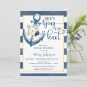 Nautic She is Tying the Knot Brautparty (Navy) Einladung (Stehend Vorderseite)