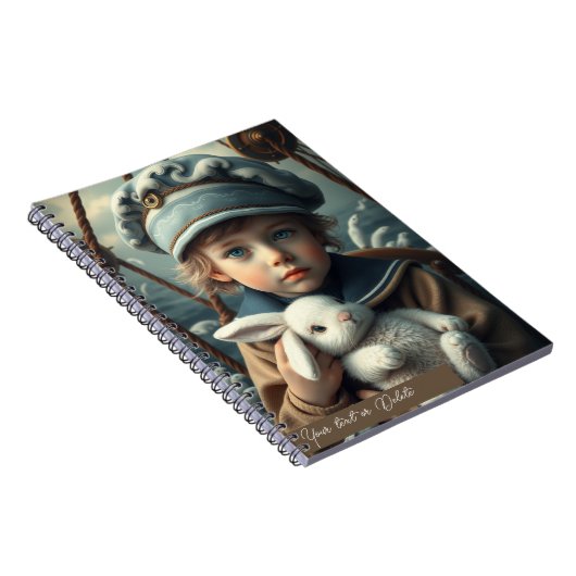 Nautic Theme Boy hält seinen sonnigen Brauch Notizblock (Rechte Seite)