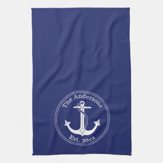 Nautic White Anchor auf Navy Blue Family Name Geschirrtuch (Vertikal)