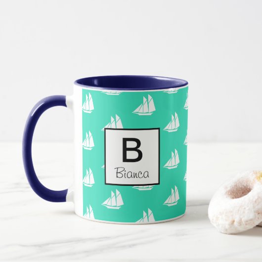 Nautic White Sailboats & Sea Green Personalisiert Tasse (Mit Donut)