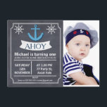 Nautical Anchor Chalkboard Geburtstagseinladung Einladung<br><div class="desc">Die nautische Geburtstagseinladung dieses Jungen enthält einen Anker und Helm auf einem gescannten Chalkboard-Hintergrund. Das Design umfasst auch eine weiße doppelzeilige Grenze und Trennflächen. Das Foto Ihres kleinen Jungen erscheint auf der rechten Seite der Einladung in einer Kreidewand. Diese Einladung wird durch den beliebten Chalkboard-Stil und die Schablonenkunst beeinflusst, sie...</div>