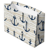 Nautical Anchor Pattern on Driftwood (1) Große Geschenktüte (Rückseite Schrägansicht)
