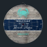 Nautical Beach House Rustikale Holzfamilie Dartscheibe<br><div class="desc">Das Nautical Beach House Rustic Wood Family Custom Dart Brettspiel eignet sich hervorragend für einen Familienurlaub, ein Party oder einen Familienurlaub. Es ist mit rustikalen Imitaten aus Holz und einer nautischen aquamarinen Krabbe gestaltet. Der Strandsatz ist "Willkommen in unserem Strandhaus" in angesagter handgeschriebener Schrift im Zentrum des marineblauen horizontalen Streifen....</div>
