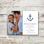 Nautical Beach Wedding Foto Save the Date Ankündigungspostkarte<br><div class="desc">Laden Sie Ihre Lieben zu Ihrem besonderen Tag mit diesem Nautical Beach Foto Wedding speichern Sie das Datum Postkarte. Mit seinem schicken,  zeitgenössischen Design ist diese Postkarte der perfekte Weg,  um Ihre Hochzeit zu verkünden und Familie und Freunde fragen,  um Ihren Hochzeitstag zu reservieren.</div>