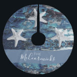 Nautical Blue Beach Rusticus Starfish Familienname Polyester Weihnachtsbaumdecke<br><div class="desc">Wenn Sie ein Weihnachtsthema für den Wassersport mögen, schauen Sie sich diesen personalisierten Baumrock an. Es ist mit einem marineblau blauen rustikalen Bauernhaus Holzaussehen Hintergrund und drei großen Seestern. Es wurde aus der persönlichen Fotografie eines echten Florida Seestern. Angepasst mit Familiennamen in modernem, weißem Kalligraphiehandschriften. Klicken Sie auf die Option...</div>