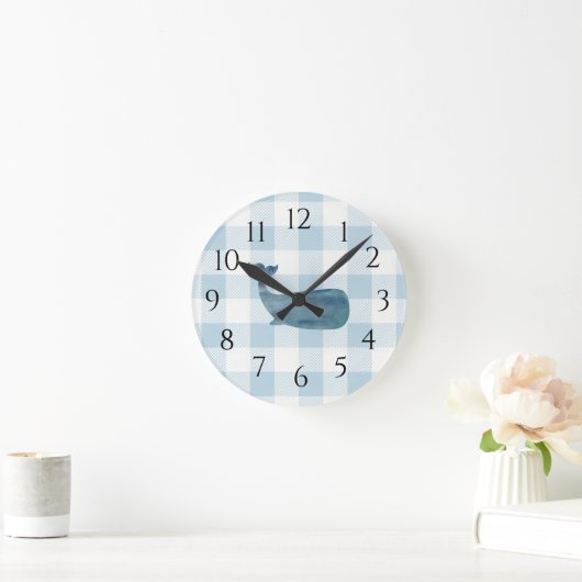 Nautical Blue Whale Gingham Pattern Runde Wanduhr (Zuhause)