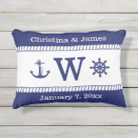 Nautical Captains Wheel Anchor Add Names Monogram Kissen Für Draußen<br><div class="desc">Personalisieren Sie dieses nautische Kopfkissen mit Ihren Namen,  Datum und Monogramm Initial. Das Design ist mit einem zeichn eines marineblauen Kapitänsrads und einem Anker mit Seilrücken versehen. Die Rückseite des Kissens ist marineblau.</div>