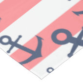 Nautical Coral Strip Marine blaues Ankermuster Tischdecke (Schrägansicht)