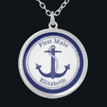 Nautical First Mate Blue Anchor Personalisiert Versilberte Kette<br><div class="desc">Diese nautische thematische Halskette verfügt über einen Anker in der Mitte mit einem Seilrücken und einer marineblauen Kante. Der Text "First Mate" ist oben und unten ein Name für Sie zu personalisieren.</div>