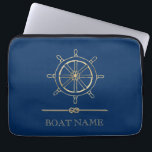 Nautical Gold Boat Wheel, Navy Blue Laptopschutzhülle<br><div class="desc">Dieses Bild zeigt ein goldenes Bootrad auf einem marineblauen Hintergrund.</div>