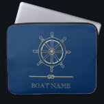 Nautical Gold Boat Wheel, Navy Blue Laptopschutzhülle<br><div class="desc">Dieses Bild zeigt ein goldenes Bootrad auf einem marineblauen Hintergrund.</div>