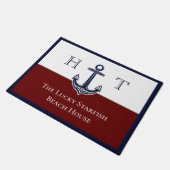 Nautical Maroon Red Anchor Coastal Mit Monogramm Fußmatte (Schrägansicht)