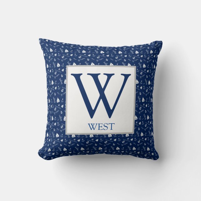 Nautical Navy Blue Initial Pillow mit Sailboats Kissen (Vorderseite)