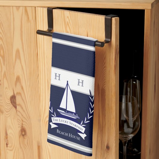 Nautical Navy Blue Sailboat Monogram Name Küche Geschirrtuch (Drittel gefaltet)