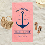 Nautical Navy Pink Anchor Custom Vacacation Zuhaus Strandtuch<br><div class="desc">Das Nautical Beach / Pool Handtuch weist einen Küstenstyle mit einem eleganten Bootanker und individuellem Text auf,  der mit einem Familiennamen   Strandhaus (oder anderen Titel) mit dem Jahr etabliert und Lage personalisiert werden kann. Das Design umfasst ein klassisches marineblau-blaues und preppy coral / lachsrosa Schema.</div>