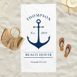 Nautical Navy White Anchor Custom Vacacation Zuhau Strandtuch<br><div class="desc">Das Nautical Beach / Pool Handtuch weist einen Küstenstyle mit einem eleganten Bootanker und individuellem Text auf,  der mit einem Familiennamen   Strandhaus (oder anderen Titel) mit dem Jahr etabliert und Lage personalisiert werden kann. Das Design umfasst ein klassisches marineblau-weißes Farbschema.</div>