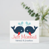 Nautical Red Just Married Wedding Navy Blue Whales Ankündigungspostkarte (Stehend Vorderseite)