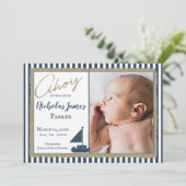 Nautical Stripe Sailboat Foto Geburtsankündigung Einladung (Stehend Vorderseite)