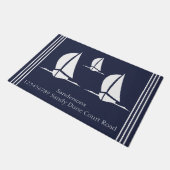 Nautical White Sailboat Navy Blue Coasty Monogram Fußmatte (Schrägansicht)