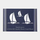 Nautical White Sailboat Navy Blue Coasty Monogram Fußmatte (Vorderseite)