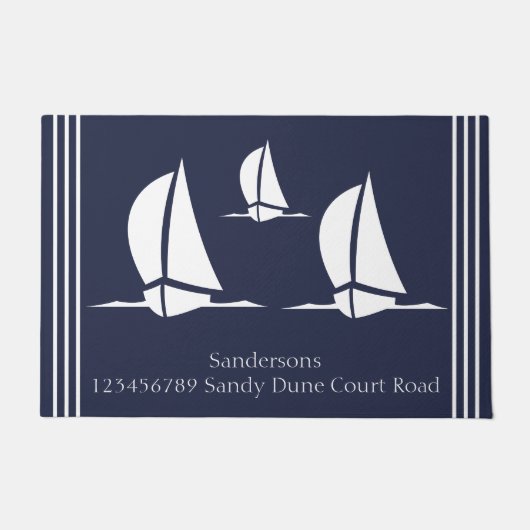 Nautical White Sailboat Navy Blue Coasty Monogram Fußmatte (Vorderseite)
