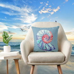 Nautilus Muschel in Coral Blue Gray auf Dark Aqua Kissen