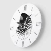 Nautilus-Muschel - schwarz, grau und weiß Große Wanduhr (Winkel)