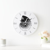 Nautilus-Muschel - schwarz, grau und weiß Große Wanduhr (Zuhause)