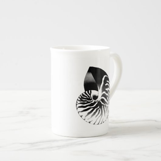 Nautilus-Muschel - schwarz, grau und weiß Porzellantasse (Vorderseite Rechts)