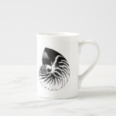 Nautilus-Muschel - schwarz, grau und weiß Porzellantasse (Rechts)