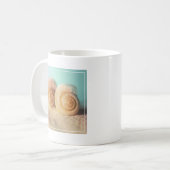 Nautilus-Muscheln auf Strand Kaffeetasse (Vorderseite Links)