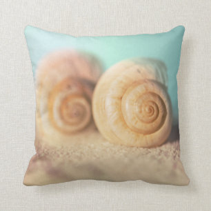 Nautilus-Muscheln auf Strand Kissen