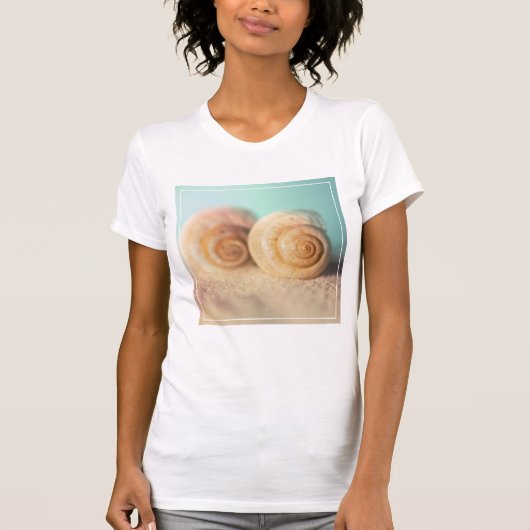 Nautilus-Muscheln auf Strand T-Shirt (Vorderseite)