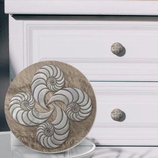 Nautilus-Schale Faux-Perlmutt und Gold Keramikknauf