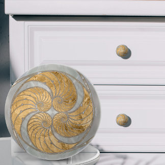 Nautilus-Schale Faux-Perlmutt und Gold Keramikknauf